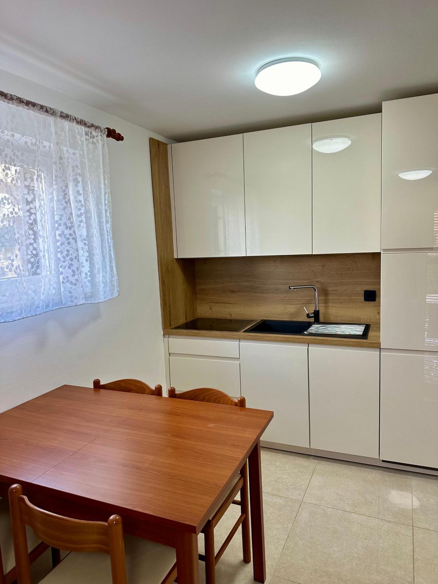 Apartment Sara Njivice Buitenkant foto